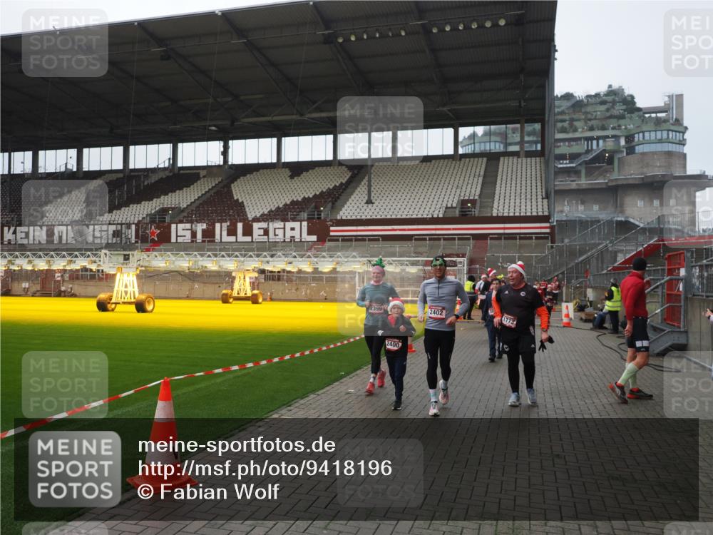 07.12.2025 - St. Pauli X-Mass-Run No. 15 Fabian Wolf http://msf.ph/oto/9418196 07.12.2025 11:24:32 Ziel 672, 1320, 1773, 2399, 2400, 2402, 2448, 2480, 2605, 2606, 2852, 2875, 2881, 3092, 3194 meine-sportfotos.de