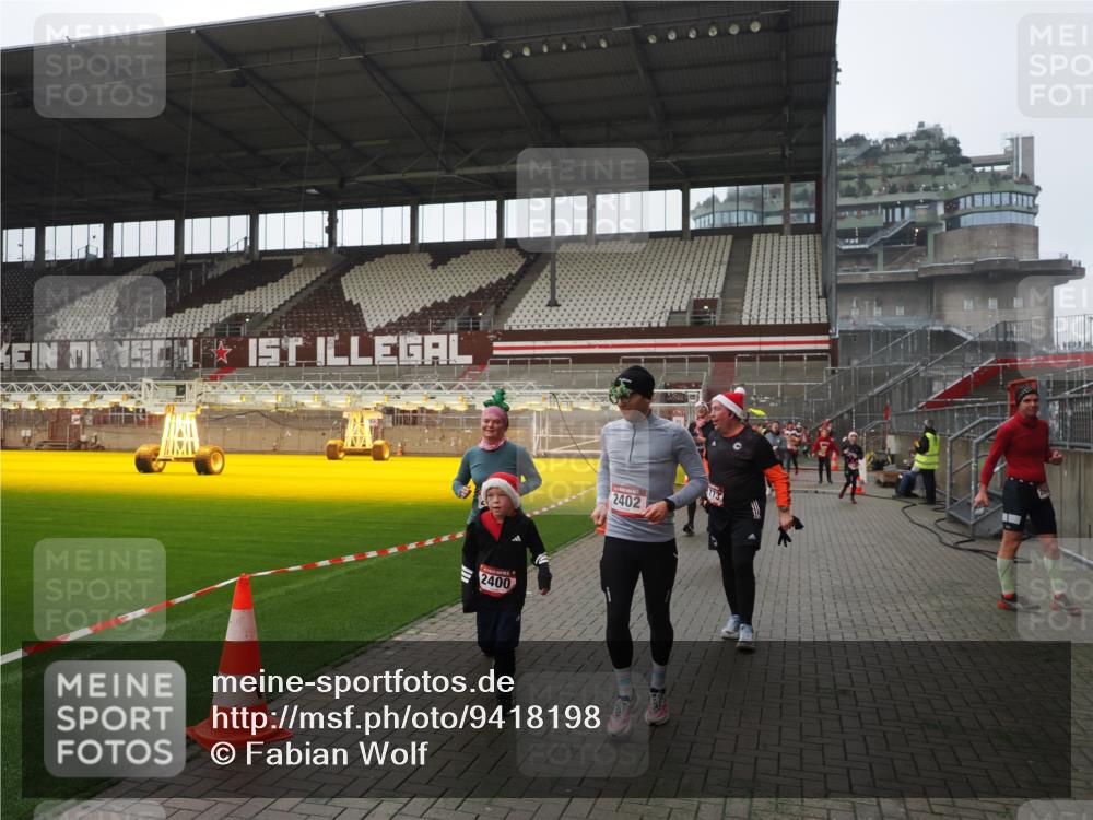 07.12.2025 - St. Pauli X-Mass-Run No. 15 Fabian Wolf http://msf.ph/oto/9418198 07.12.2025 11:24:33 Ziel 672, 1320, 1752, 1773, 2399, 2400, 2402, 2448, 2480, 2605, 2606, 2852, 2875, 2881, 3092, 3194 meine-sportfotos.de