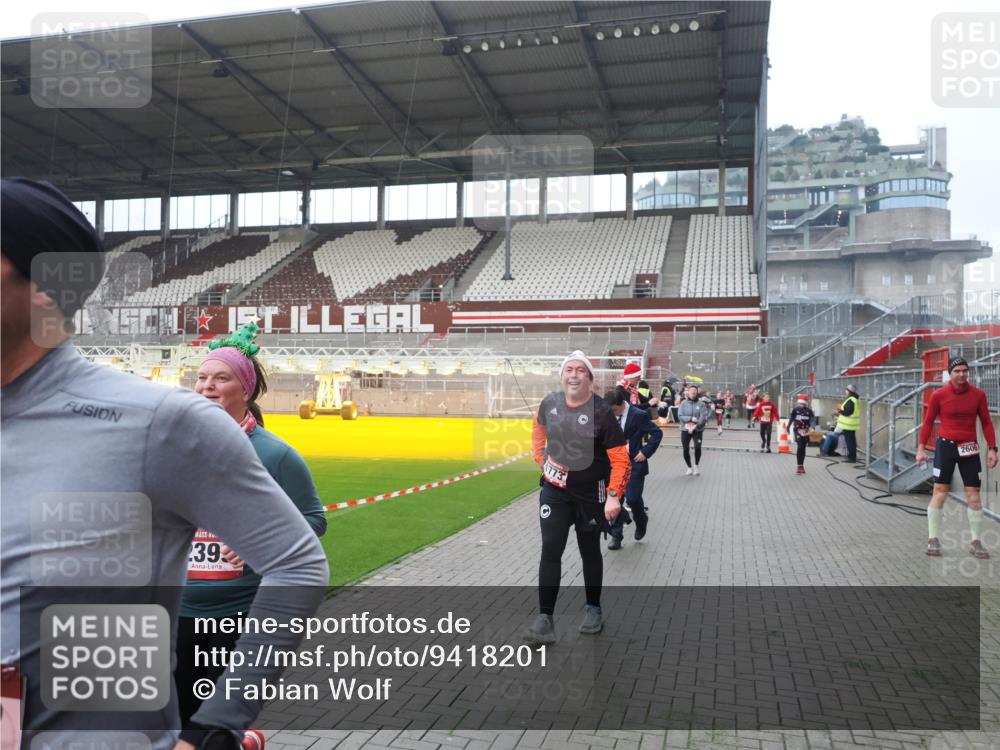 07.12.2025 - St. Pauli X-Mass-Run No. 15 Fabian Wolf http://msf.ph/oto/9418201 07.12.2025 11:24:35 Ziel 672, 1320, 1752, 1773, 2399, 2400, 2402, 2448, 2480, 2606, 2852, 3092, 3194 meine-sportfotos.de