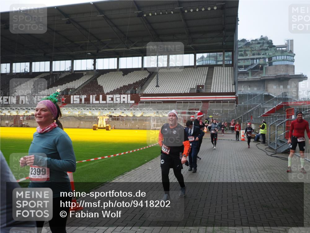 07.12.2025 - St. Pauli X-Mass-Run No. 15 Fabian Wolf http://msf.ph/oto/9418202 07.12.2025 11:24:35 Ziel 672, 1320, 1752, 1773, 2399, 2400, 2402, 2448, 2480, 2606, 2852, 3092, 3194 meine-sportfotos.de