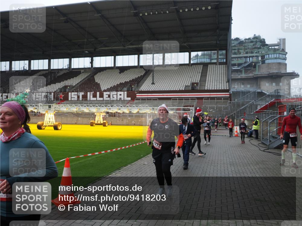 07.12.2025 - St. Pauli X-Mass-Run No. 15 Fabian Wolf http://msf.ph/oto/9418203 07.12.2025 11:24:36 Ziel 1320, 1346, 1752, 1773, 2399, 2400, 2402, 2448, 2480, 2852, 3092, 3194 meine-sportfotos.de