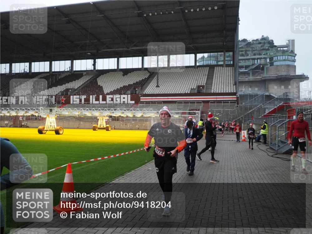 07.12.2025 - St. Pauli X-Mass-Run No. 15 Fabian Wolf http://msf.ph/oto/9418204 07.12.2025 11:24:36 Ziel 1320, 1346, 1752, 1773, 2399, 2400, 2402, 2448, 2480, 2852, 3092, 3194 meine-sportfotos.de