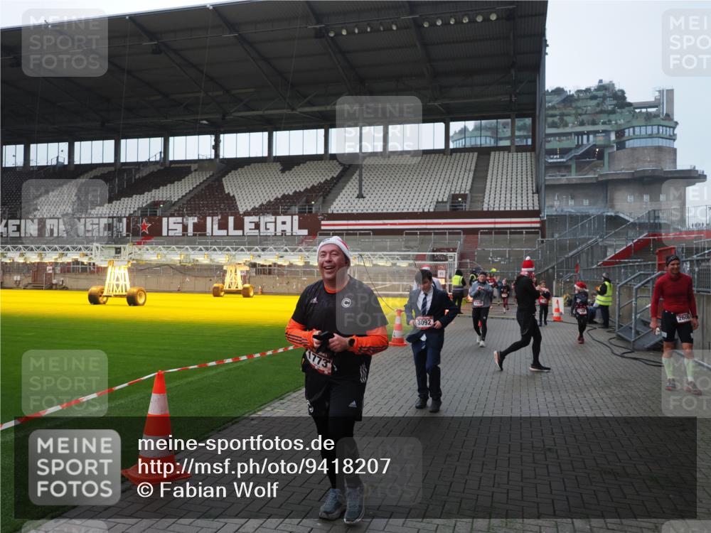 07.12.2025 - St. Pauli X-Mass-Run No. 15 Fabian Wolf http://msf.ph/oto/9418207 07.12.2025 11:24:36 Ziel 1320, 1346, 1752, 1773, 2399, 2400, 2402, 2448, 2480, 2852, 3092, 3194 meine-sportfotos.de