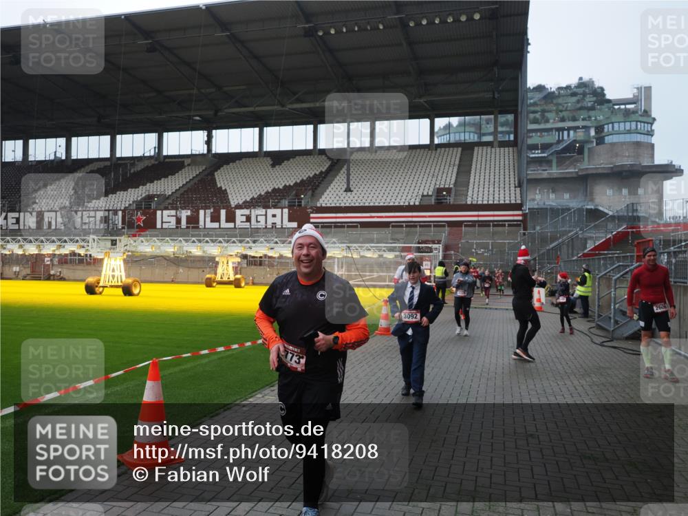07.12.2025 - St. Pauli X-Mass-Run No. 15 Fabian Wolf http://msf.ph/oto/9418208 07.12.2025 11:24:37 Ziel 1320, 1346, 1752, 1773, 2399, 2400, 2402, 2448, 2480, 2852, 3092, 3194, 3195 meine-sportfotos.de