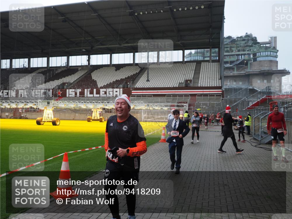 07.12.2025 - St. Pauli X-Mass-Run No. 15 Fabian Wolf http://msf.ph/oto/9418209 07.12.2025 11:24:37 Ziel 1320, 1346, 1752, 1773, 2399, 2400, 2402, 2448, 2480, 2852, 3092, 3194, 3195 meine-sportfotos.de