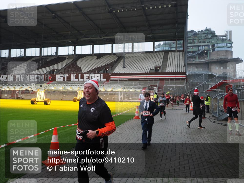 07.12.2025 - St. Pauli X-Mass-Run No. 15 Fabian Wolf http://msf.ph/oto/9418210 07.12.2025 11:24:37 Ziel 1320, 1346, 1752, 1773, 2399, 2400, 2402, 2448, 2480, 2852, 3092, 3194, 3195 meine-sportfotos.de