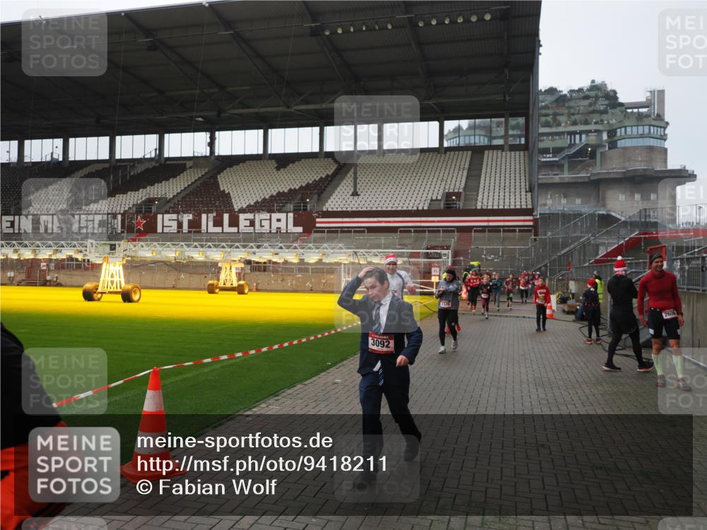 07.12.2025 - St. Pauli X-Mass-Run No. 15 Fabian Wolf http://msf.ph/oto/9418211 07.12.2025 11:24:38 Ziel 1320, 1346, 1752, 1773, 2399, 2400, 2402, 2448, 2480, 2852, 2859, 2869, 3092, 3193, 3194, 3195 meine-sportfotos.de