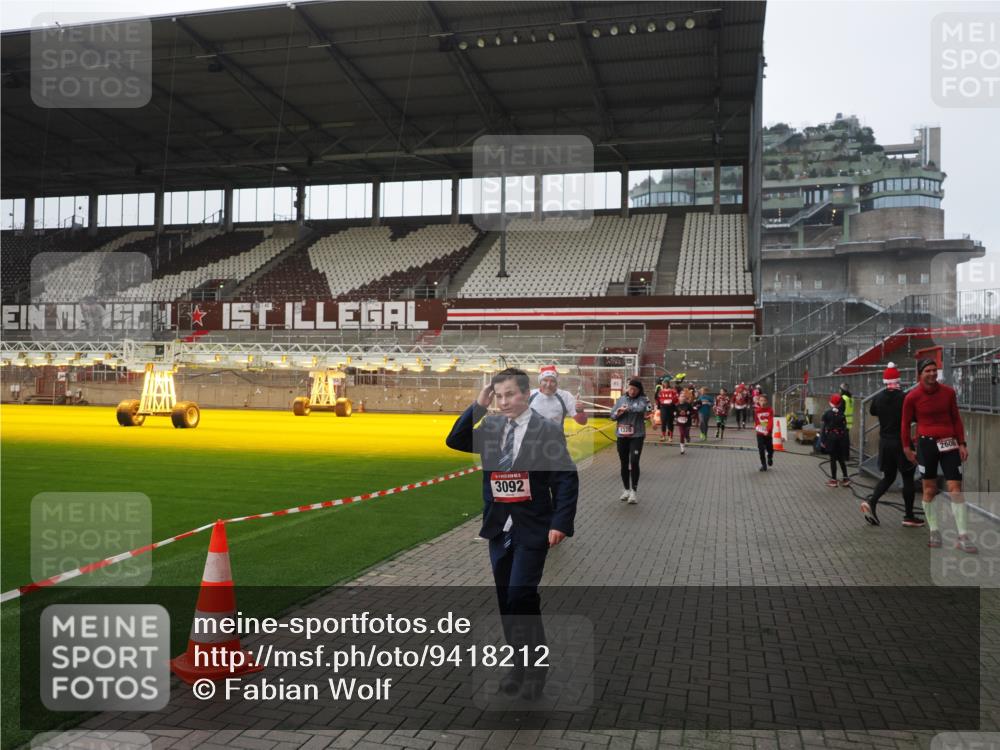 07.12.2025 - St. Pauli X-Mass-Run No. 15 Fabian Wolf http://msf.ph/oto/9418212 07.12.2025 11:24:38 Ziel 1320, 1346, 1752, 1773, 2399, 2400, 2402, 2448, 2480, 2852, 2859, 2869, 3092, 3193, 3194, 3195 meine-sportfotos.de
