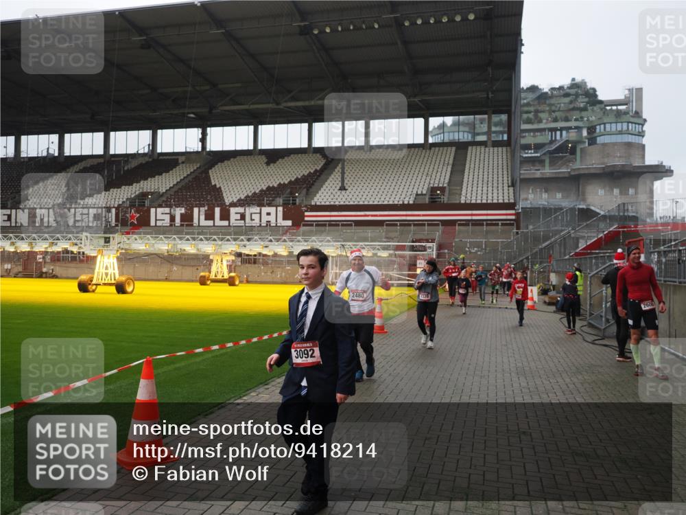 07.12.2025 - St. Pauli X-Mass-Run No. 15 Fabian Wolf http://msf.ph/oto/9418214 07.12.2025 11:24:39 Ziel 1320, 1346, 1752, 2399, 2400, 2402, 2448, 2480, 2852, 2859, 2869, 3092, 3193, 3194, 3195 meine-sportfotos.de
