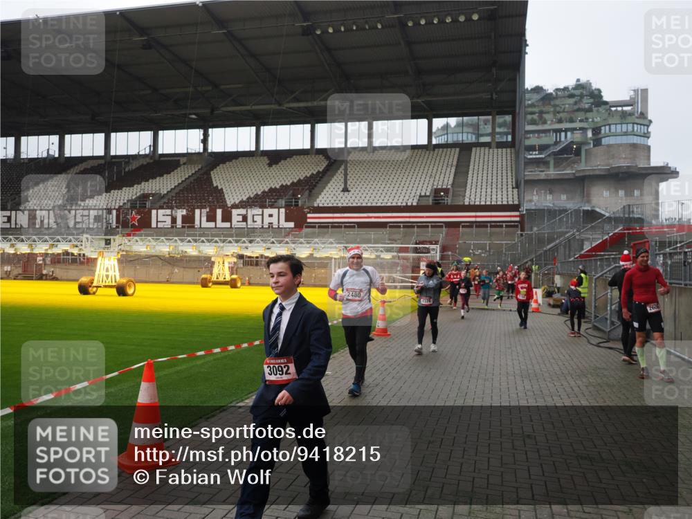 07.12.2025 - St. Pauli X-Mass-Run No. 15 Fabian Wolf http://msf.ph/oto/9418215 07.12.2025 11:24:39 Ziel 1320, 1346, 1752, 2399, 2400, 2402, 2448, 2480, 2852, 2859, 2869, 3092, 3193, 3194, 3195 meine-sportfotos.de