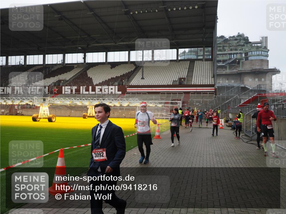 07.12.2025 - St. Pauli X-Mass-Run No. 15 Fabian Wolf http://msf.ph/oto/9418216 07.12.2025 11:24:39 Ziel 1320, 1346, 1752, 2399, 2400, 2402, 2448, 2480, 2852, 2859, 2869, 3092, 3193, 3194, 3195 meine-sportfotos.de