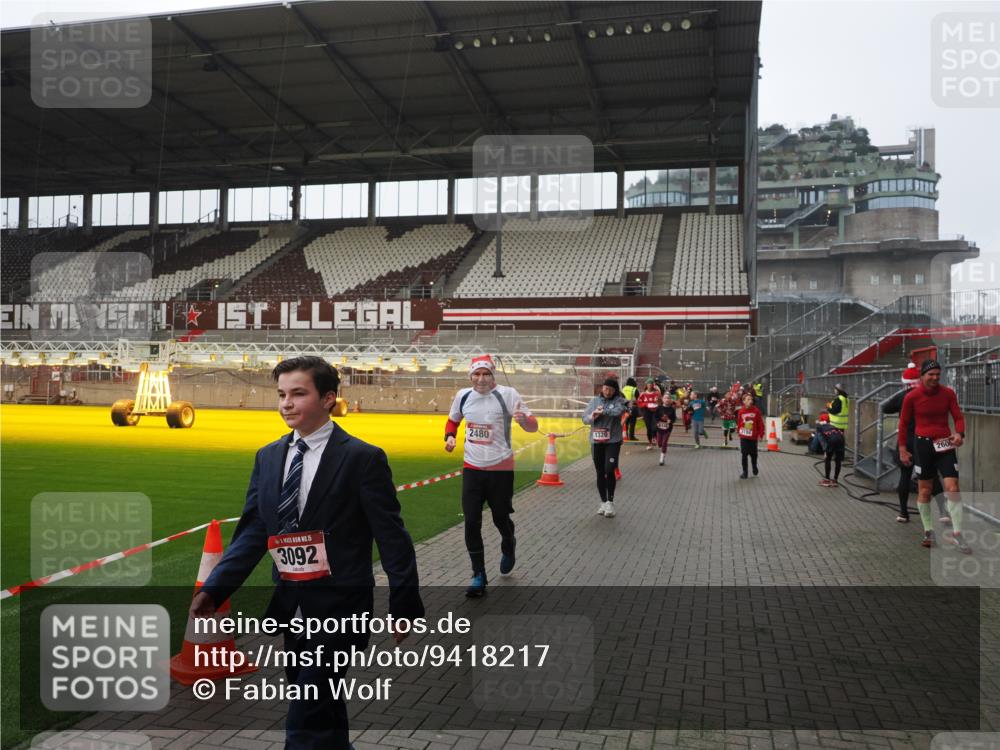 07.12.2025 - St. Pauli X-Mass-Run No. 15 Fabian Wolf http://msf.ph/oto/9418217 07.12.2025 11:24:39 Ziel 1320, 1346, 1752, 2399, 2400, 2402, 2448, 2480, 2852, 2859, 2869, 3092, 3193, 3194, 3195 meine-sportfotos.de