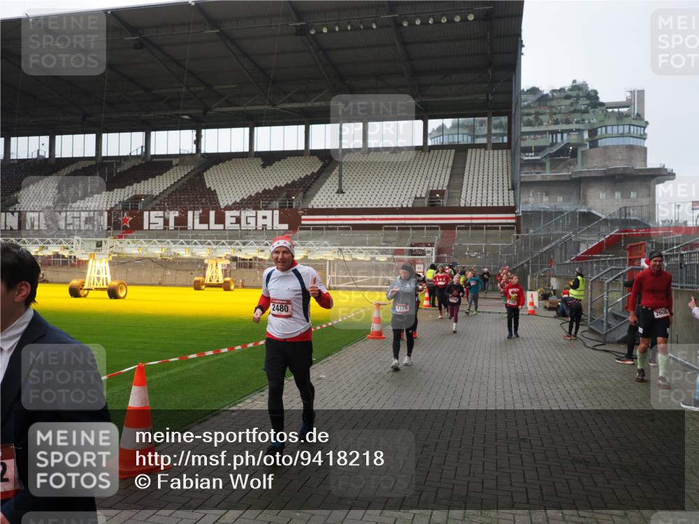 07.12.2025 - St. Pauli X-Mass-Run No. 15 Fabian Wolf http://msf.ph/oto/9418218 07.12.2025 11:24:40 Ziel 705, 1320, 1346, 1752, 2399, 2400, 2402, 2448, 2480, 2852, 2859, 2869, 3092, 3193, 3194, 3195, 3306 meine-sportfotos.de