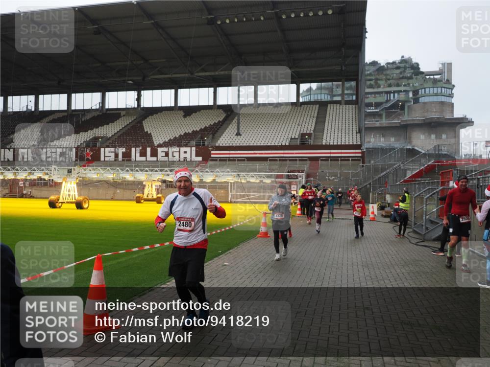 07.12.2025 - St. Pauli X-Mass-Run No. 15 Fabian Wolf http://msf.ph/oto/9418219 07.12.2025 11:24:40 Ziel 705, 1320, 1346, 1752, 2399, 2400, 2402, 2448, 2480, 2852, 2859, 2869, 3092, 3193, 3194, 3195, 3306 meine-sportfotos.de