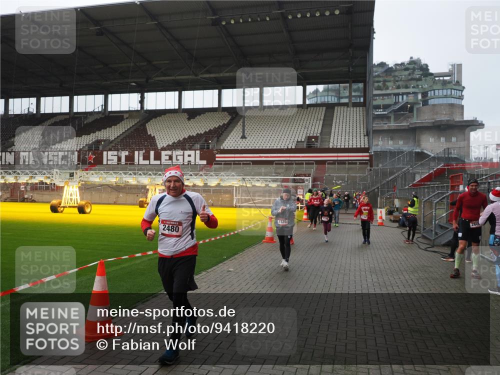 07.12.2025 - St. Pauli X-Mass-Run No. 15 Fabian Wolf http://msf.ph/oto/9418220 07.12.2025 11:24:40 Ziel 705, 1320, 1346, 1752, 2399, 2400, 2402, 2448, 2480, 2852, 2859, 2869, 3092, 3193, 3194, 3195, 3306 meine-sportfotos.de