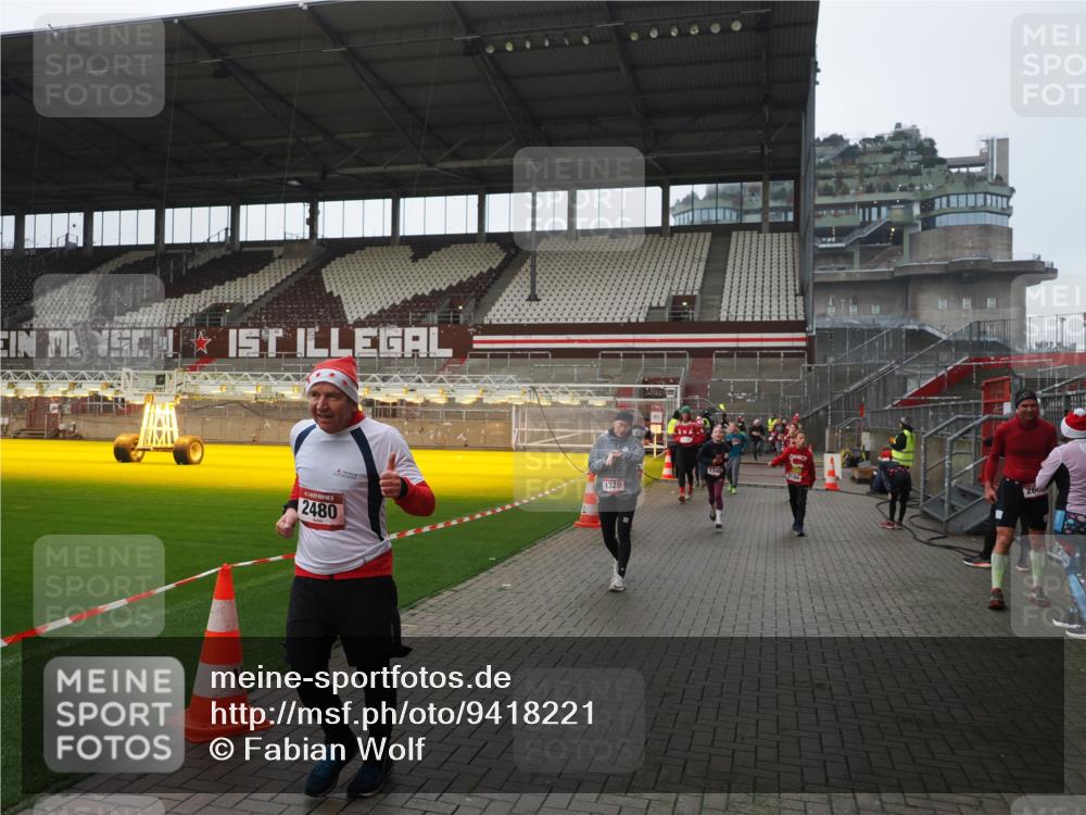 07.12.2025 - St. Pauli X-Mass-Run No. 15 Fabian Wolf http://msf.ph/oto/9418221 07.12.2025 11:24:40 Ziel 705, 1320, 1346, 1752, 2399, 2400, 2402, 2448, 2480, 2852, 2859, 2869, 3092, 3193, 3194, 3195, 3306 meine-sportfotos.de
