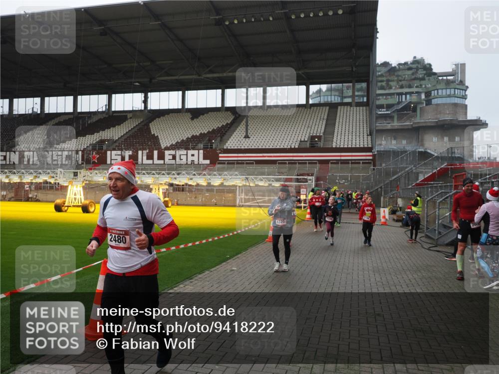 07.12.2025 - St. Pauli X-Mass-Run No. 15 Fabian Wolf http://msf.ph/oto/9418222 07.12.2025 11:24:41 Ziel 705, 1320, 1346, 1752, 2400, 2448, 2480, 2852, 2859, 2869, 3092, 3193, 3194, 3195, 3306 meine-sportfotos.de