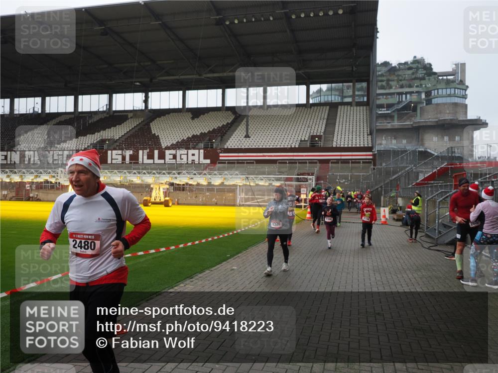 07.12.2025 - St. Pauli X-Mass-Run No. 15 Fabian Wolf http://msf.ph/oto/9418223 07.12.2025 11:24:41 Ziel 705, 1320, 1346, 1752, 2400, 2448, 2480, 2852, 2859, 2869, 3092, 3193, 3194, 3195, 3306 meine-sportfotos.de