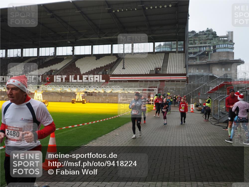 07.12.2025 - St. Pauli X-Mass-Run No. 15 Fabian Wolf http://msf.ph/oto/9418224 07.12.2025 11:24:41 Ziel 705, 1320, 1346, 1752, 2400, 2448, 2480, 2852, 2859, 2869, 3092, 3193, 3194, 3195, 3306 meine-sportfotos.de