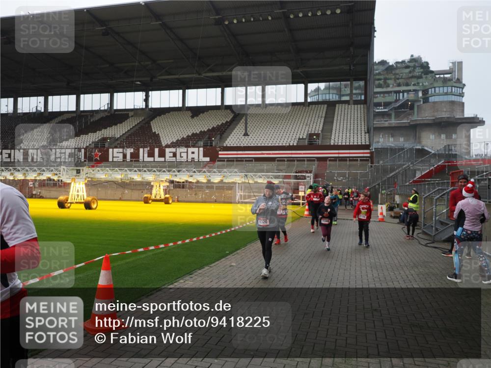 07.12.2025 - St. Pauli X-Mass-Run No. 15 Fabian Wolf http://msf.ph/oto/9418225 07.12.2025 11:24:41 Ziel 705, 1320, 1346, 1752, 2400, 2448, 2480, 2852, 2859, 2869, 3092, 3193, 3194, 3195, 3306 meine-sportfotos.de