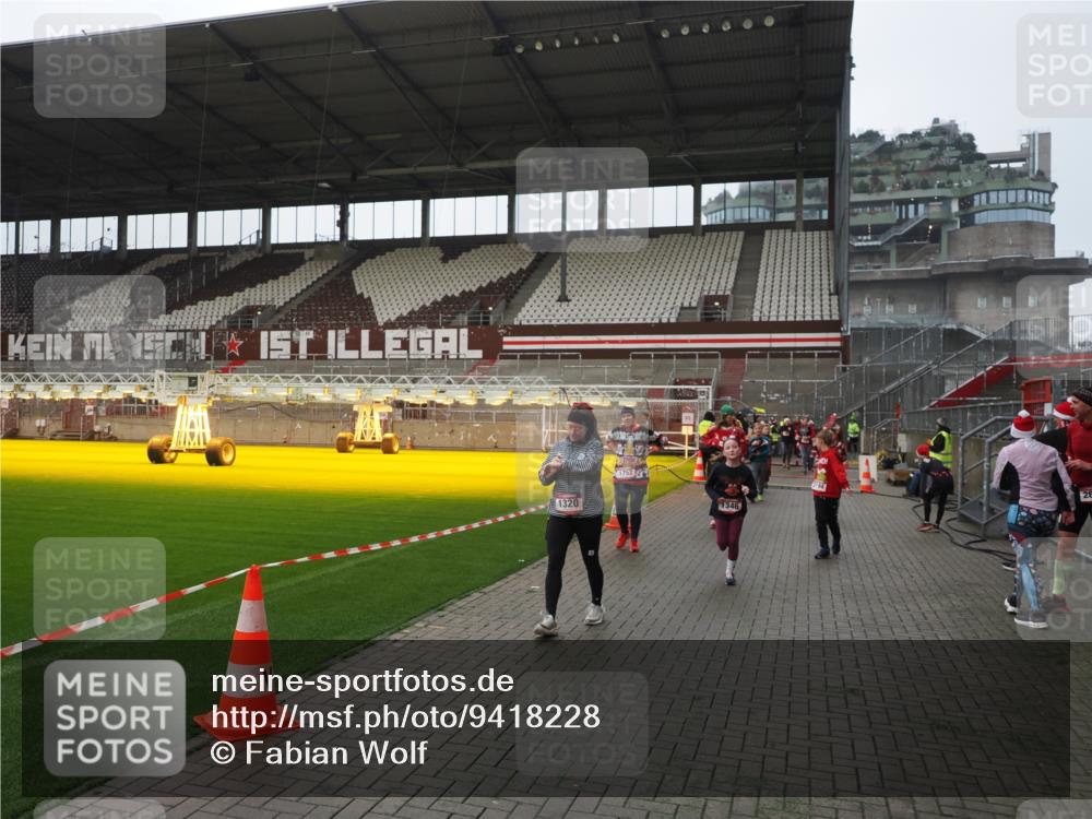07.12.2025 - St. Pauli X-Mass-Run No. 15 Fabian Wolf http://msf.ph/oto/9418228 07.12.2025 11:24:42 Ziel 705, 1320, 1346, 1752, 2448, 2480, 2852, 2859, 2869, 3092, 3193, 3194, 3195, 3306, 4632 meine-sportfotos.de