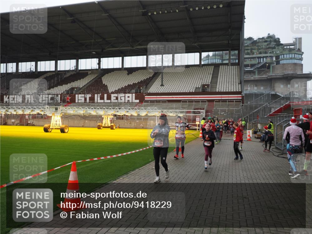 07.12.2025 - St. Pauli X-Mass-Run No. 15 Fabian Wolf http://msf.ph/oto/9418229 07.12.2025 11:24:42 Ziel 705, 1320, 1346, 1752, 2448, 2480, 2852, 2859, 2869, 3092, 3193, 3194, 3195, 3306, 4632 meine-sportfotos.de