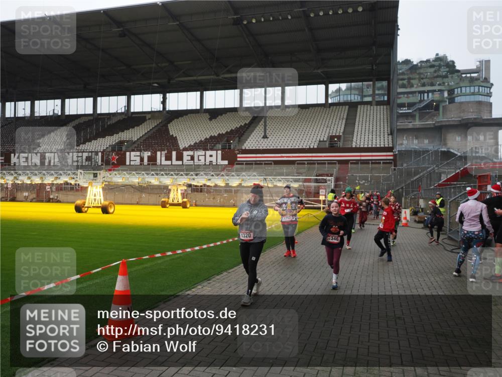 07.12.2025 - St. Pauli X-Mass-Run No. 15 Fabian Wolf http://msf.ph/oto/9418231 07.12.2025 11:24:42 Ziel 705, 1320, 1346, 1752, 2448, 2480, 2852, 2859, 2869, 3092, 3193, 3194, 3195, 3306, 4632 meine-sportfotos.de