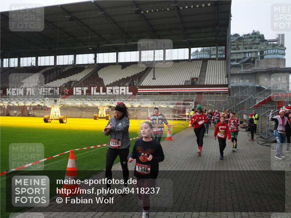 07.12.2025 - St. Pauli X-Mass-Run No. 15 Fabian Wolf http://msf.ph/oto/9418237 07.12.2025 11:24:44 Ziel 705, 1320, 1346, 1384, 1427, 1752, 2447, 2448, 2480, 2852, 2859, 2869, 3092, 3193, 3194, 3195, 3306, 4632 meine-sportfotos.de
