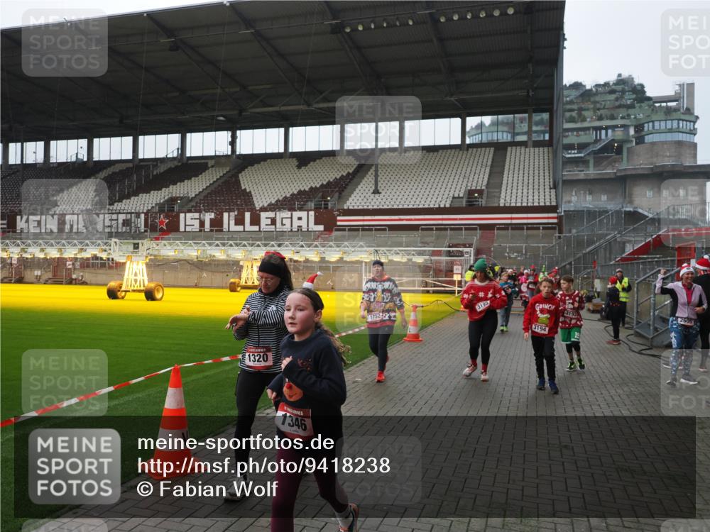 07.12.2025 - St. Pauli X-Mass-Run No. 15 Fabian Wolf http://msf.ph/oto/9418238 07.12.2025 11:24:44 Ziel 705, 1320, 1346, 1384, 1427, 1752, 2447, 2448, 2480, 2852, 2859, 2869, 3092, 3193, 3194, 3195, 3306, 4632 meine-sportfotos.de
