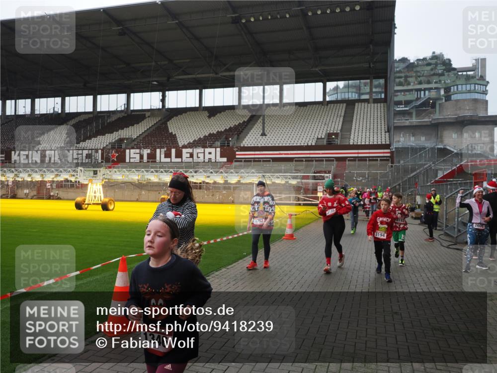 07.12.2025 - St. Pauli X-Mass-Run No. 15 Fabian Wolf http://msf.ph/oto/9418239 07.12.2025 11:24:44 Ziel 705, 1320, 1346, 1384, 1427, 1752, 2447, 2448, 2480, 2852, 2859, 2869, 3092, 3193, 3194, 3195, 3306, 4632 meine-sportfotos.de