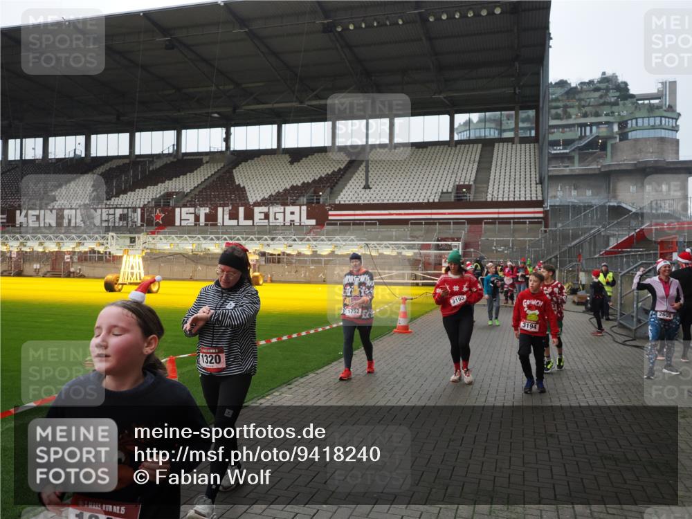 07.12.2025 - St. Pauli X-Mass-Run No. 15 Fabian Wolf http://msf.ph/oto/9418240 07.12.2025 11:24:44 Ziel 705, 1320, 1346, 1384, 1427, 1752, 2447, 2448, 2480, 2852, 2859, 2869, 3092, 3193, 3194, 3195, 3306, 4632 meine-sportfotos.de