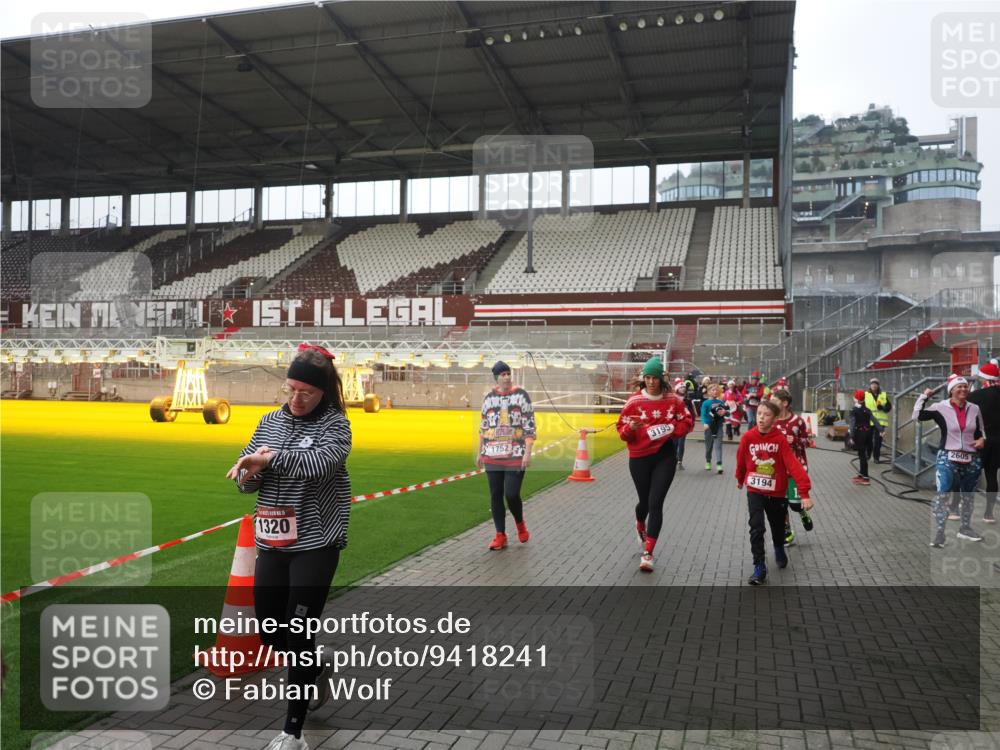 07.12.2025 - St. Pauli X-Mass-Run No. 15 Fabian Wolf http://msf.ph/oto/9418241 07.12.2025 11:24:45 Ziel 705, 1320, 1346, 1384, 1427, 1752, 2447, 2448, 2480, 2852, 2859, 2869, 3092, 3193, 3194, 3195, 3306, 4632 meine-sportfotos.de