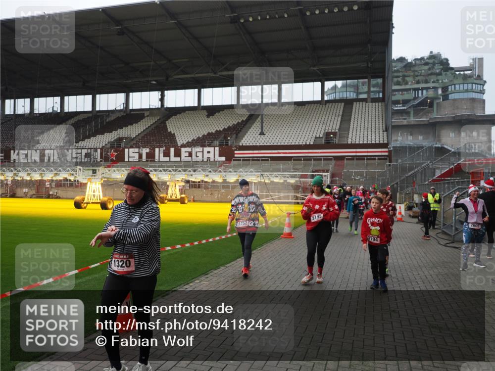 07.12.2025 - St. Pauli X-Mass-Run No. 15 Fabian Wolf http://msf.ph/oto/9418242 07.12.2025 11:24:45 Ziel 705, 1320, 1346, 1384, 1427, 1752, 2447, 2448, 2480, 2852, 2859, 2869, 3092, 3193, 3194, 3195, 3306, 4632 meine-sportfotos.de