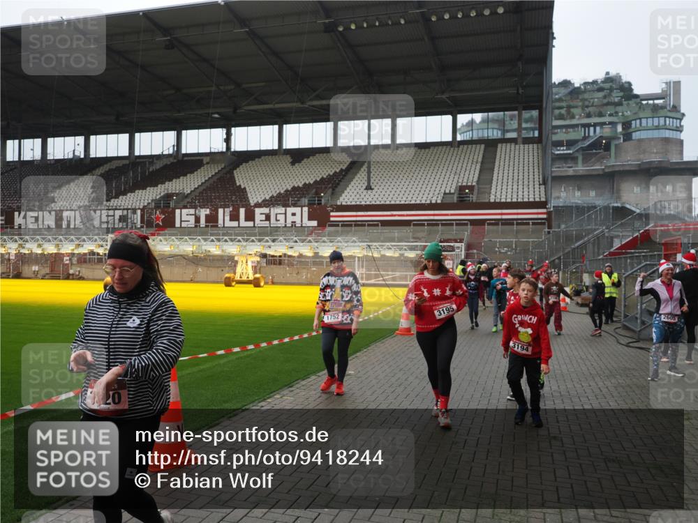 07.12.2025 - St. Pauli X-Mass-Run No. 15 Fabian Wolf http://msf.ph/oto/9418244 07.12.2025 11:24:45 Ziel 705, 1320, 1346, 1384, 1427, 1752, 2447, 2448, 2480, 2852, 2859, 2869, 3092, 3193, 3194, 3195, 3306, 4632 meine-sportfotos.de