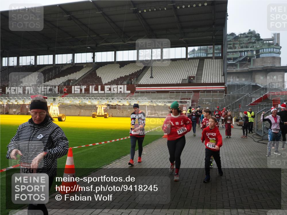 07.12.2025 - St. Pauli X-Mass-Run No. 15 Fabian Wolf http://msf.ph/oto/9418245 07.12.2025 11:24:45 Ziel 705, 1320, 1346, 1384, 1427, 1752, 2447, 2448, 2480, 2852, 2859, 2869, 3092, 3193, 3194, 3195, 3306, 4632 meine-sportfotos.de