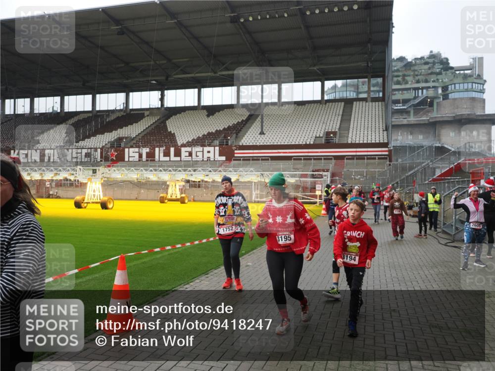 07.12.2025 - St. Pauli X-Mass-Run No. 15 Fabian Wolf http://msf.ph/oto/9418247 07.12.2025 11:24:46 Ziel 705, 1320, 1346, 1384, 1427, 1752, 2447, 2448, 2480, 2852, 2859, 2869, 3193, 3194, 3195, 3306, 4632 meine-sportfotos.de