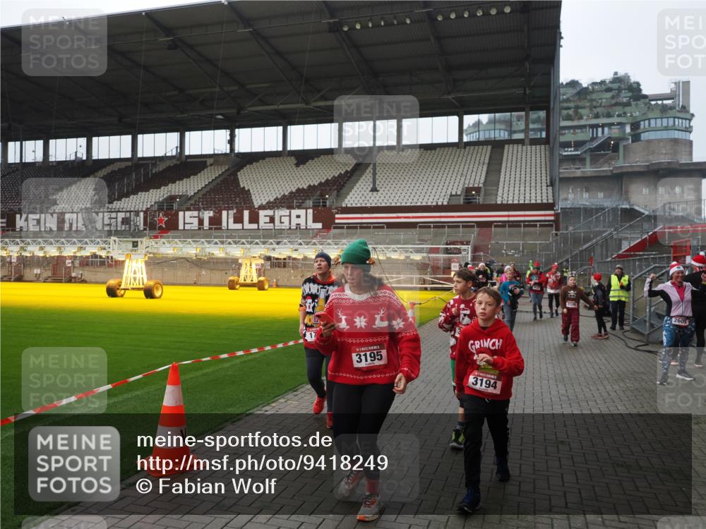 07.12.2025 - St. Pauli X-Mass-Run No. 15 Fabian Wolf http://msf.ph/oto/9418249 07.12.2025 11:24:46 Ziel 705, 1320, 1346, 1384, 1427, 1752, 2447, 2448, 2480, 2852, 2859, 2869, 3193, 3194, 3195, 3306, 4632 meine-sportfotos.de