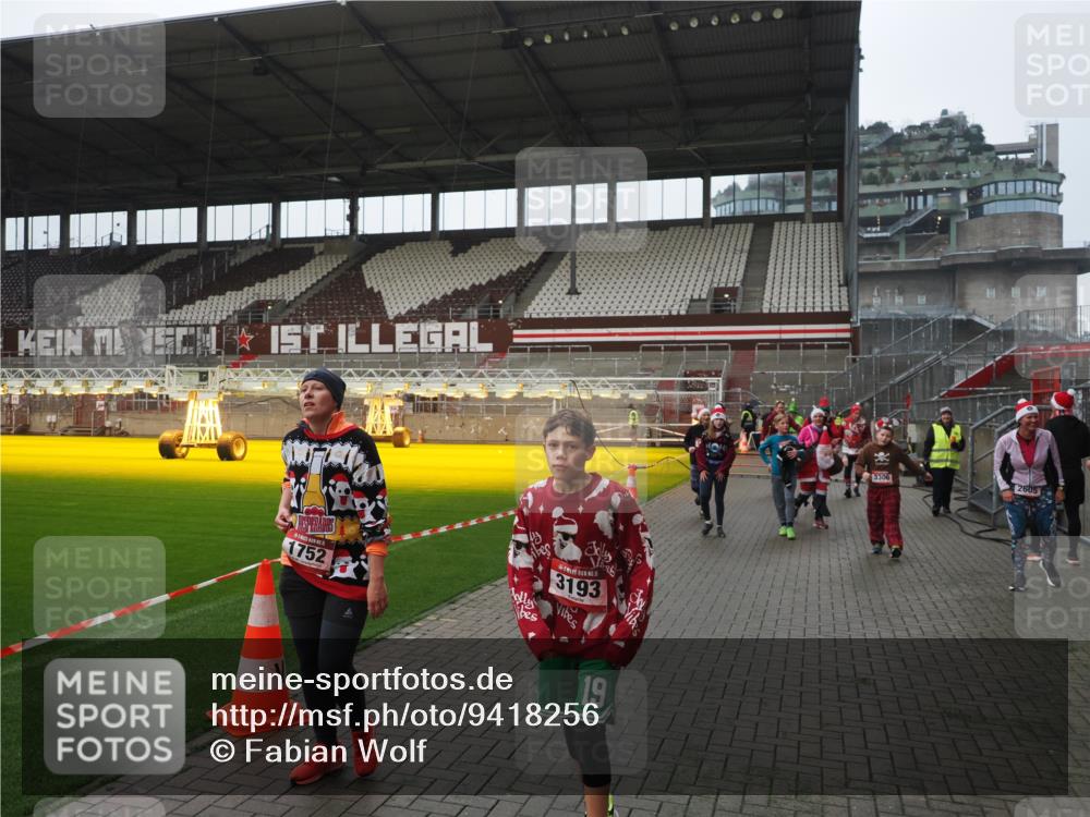07.12.2025 - St. Pauli X-Mass-Run No. 15 Fabian Wolf http://msf.ph/oto/9418256 07.12.2025 11:24:48 Ziel 705, 1320, 1346, 1384, 1427, 1752, 2447, 2448, 2480, 2852, 2859, 2869, 3193, 3194, 3195, 3306, 3314, 4632 meine-sportfotos.de