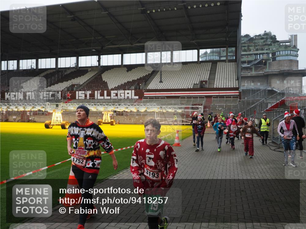 07.12.2025 - St. Pauli X-Mass-Run No. 15 Fabian Wolf http://msf.ph/oto/9418257 07.12.2025 11:24:48 Ziel 705, 1320, 1346, 1384, 1427, 1752, 2447, 2448, 2480, 2852, 2859, 2869, 3193, 3194, 3195, 3306, 3314, 4632 meine-sportfotos.de