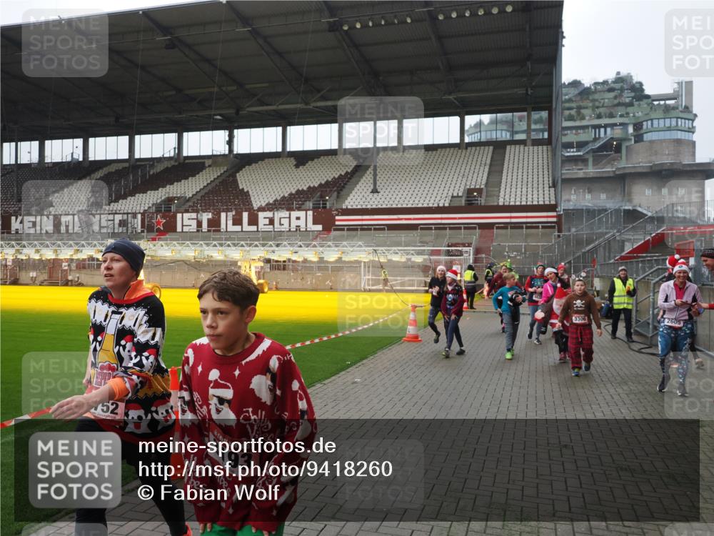 07.12.2025 - St. Pauli X-Mass-Run No. 15 Fabian Wolf http://msf.ph/oto/9418260 07.12.2025 11:24:49 Ziel 705, 1320, 1346, 1384, 1427, 1752, 2447, 2448, 2480, 2852, 2859, 2869, 3193, 3194, 3195, 3306, 3314, 4632 meine-sportfotos.de