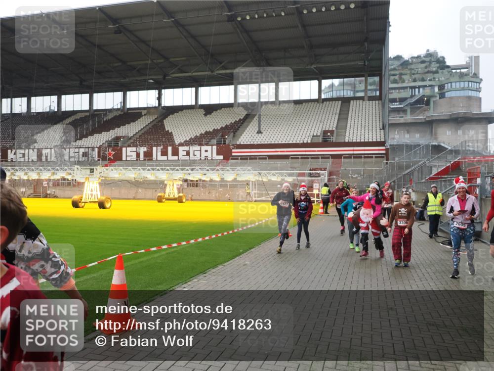 07.12.2025 - St. Pauli X-Mass-Run No. 15 Fabian Wolf http://msf.ph/oto/9418263 07.12.2025 11:24:49 Ziel 705, 1320, 1346, 1384, 1427, 1752, 2447, 2448, 2480, 2852, 2859, 2869, 3193, 3194, 3195, 3306, 3314, 4632 meine-sportfotos.de