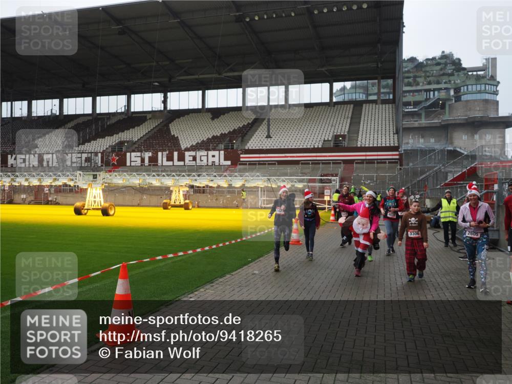 07.12.2025 - St. Pauli X-Mass-Run No. 15 Fabian Wolf http://msf.ph/oto/9418265 07.12.2025 11:24:50 Ziel 705, 1320, 1346, 1384, 1427, 1752, 2447, 2448, 2480, 2859, 2869, 3193, 3194, 3195, 3306, 3314, 4632 meine-sportfotos.de