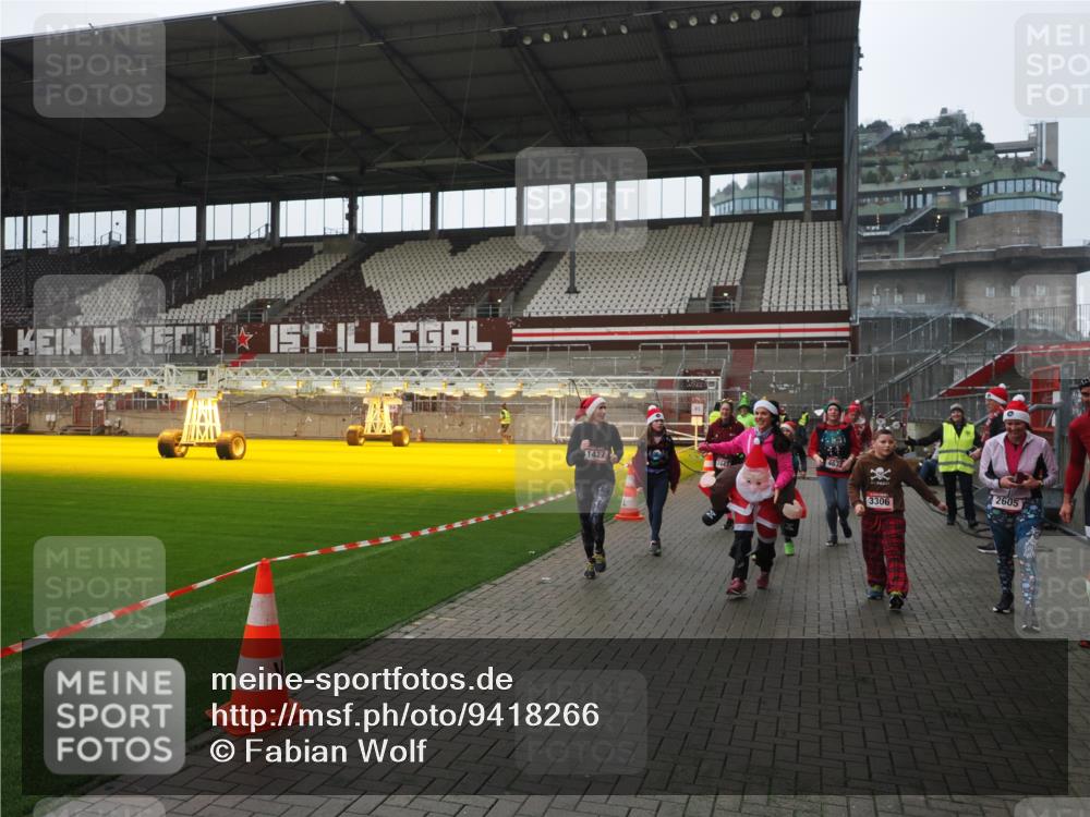07.12.2025 - St. Pauli X-Mass-Run No. 15 Fabian Wolf http://msf.ph/oto/9418266 07.12.2025 11:24:50 Ziel 705, 1320, 1346, 1384, 1427, 1752, 2447, 2448, 2480, 2859, 2869, 3193, 3194, 3195, 3306, 3314, 4632 meine-sportfotos.de