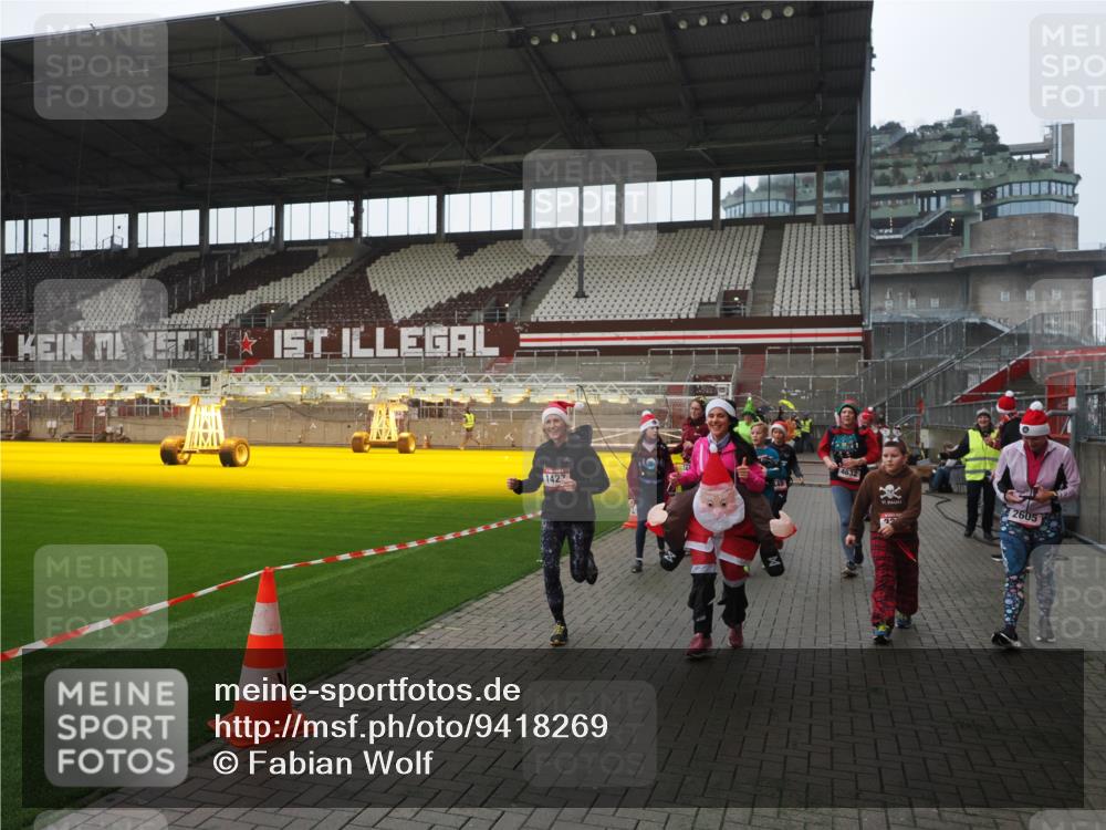 07.12.2025 - St. Pauli X-Mass-Run No. 15 Fabian Wolf http://msf.ph/oto/9418269 07.12.2025 11:24:50 Ziel 705, 1320, 1346, 1384, 1427, 1752, 2447, 2448, 2480, 2859, 2869, 3193, 3194, 3195, 3306, 3314, 4632 meine-sportfotos.de