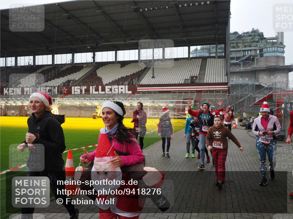 07.12.2025 - St. Pauli X-Mass-Run No. 15 Fabian Wolf http://msf.ph/oto/9418276 07.12.2025 11:24:52 Ziel 705, 1346, 1384, 1427, 1752, 2447, 2859, 2869, 3193, 3195, 3306, 3314, 4632 meine-sportfotos.de