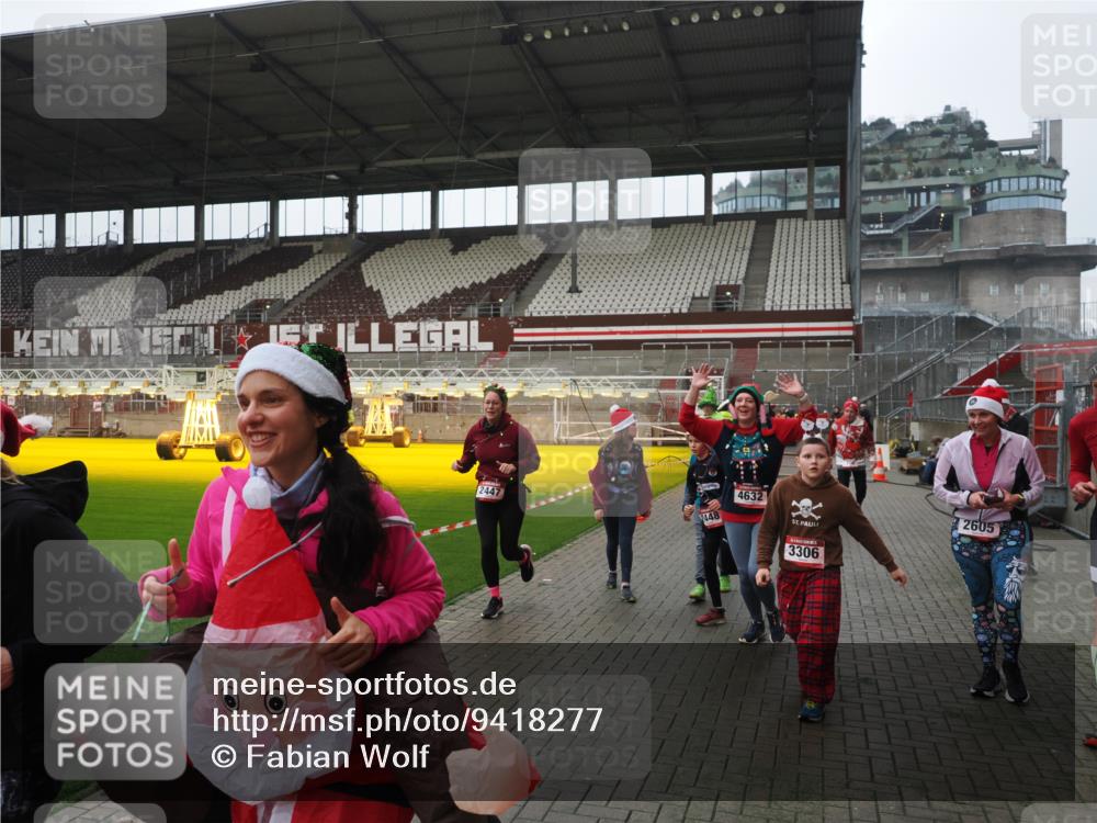 07.12.2025 - St. Pauli X-Mass-Run No. 15 Fabian Wolf http://msf.ph/oto/9418277 07.12.2025 11:24:52 Ziel 705, 1346, 1384, 1427, 1752, 2447, 2859, 2869, 3193, 3195, 3306, 3314, 4632 meine-sportfotos.de