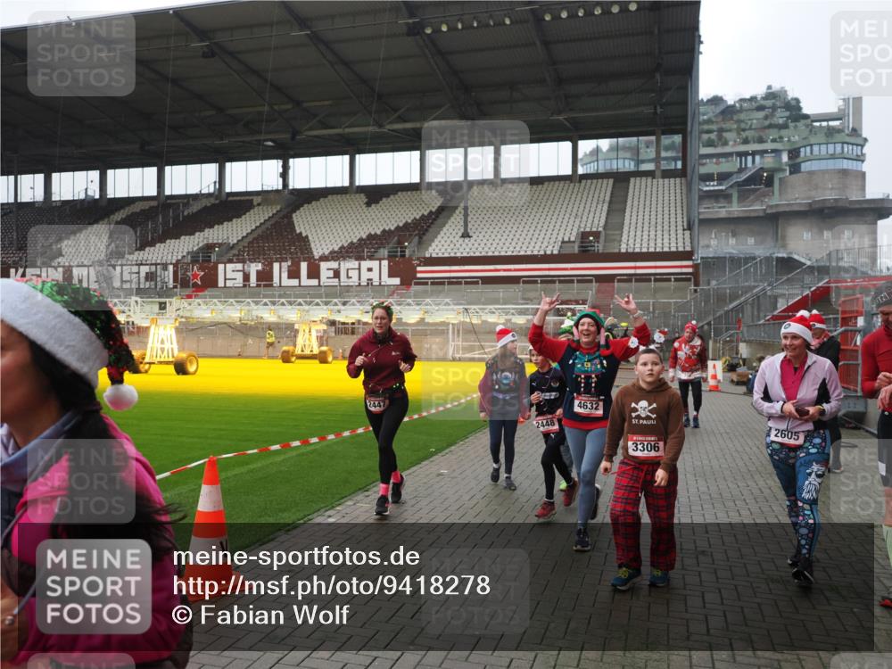 07.12.2025 - St. Pauli X-Mass-Run No. 15 Fabian Wolf http://msf.ph/oto/9418278 07.12.2025 11:24:52 Ziel 705, 1346, 1384, 1427, 1752, 2447, 2859, 2869, 3193, 3195, 3306, 3314, 4632 meine-sportfotos.de