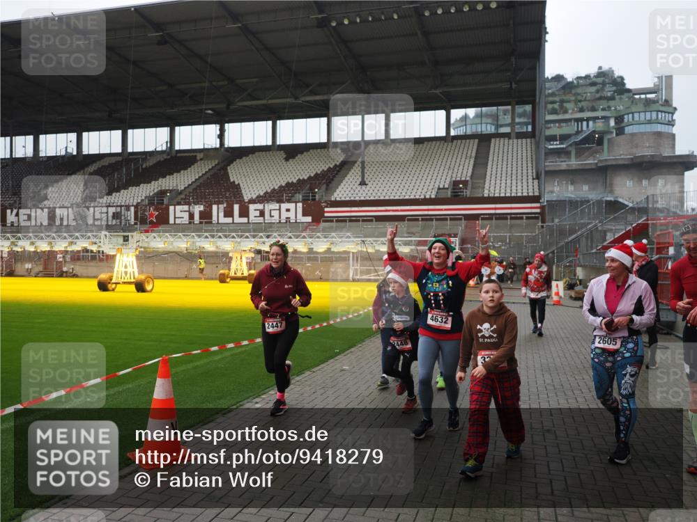 07.12.2025 - St. Pauli X-Mass-Run No. 15 Fabian Wolf http://msf.ph/oto/9418279 07.12.2025 11:24:52 Ziel 705, 1346, 1384, 1427, 1752, 2447, 2859, 2869, 3193, 3195, 3306, 3314, 4632 meine-sportfotos.de