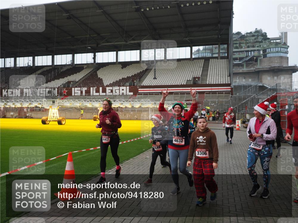 07.12.2025 - St. Pauli X-Mass-Run No. 15 Fabian Wolf http://msf.ph/oto/9418280 07.12.2025 11:24:53 Ziel 705, 1346, 1384, 1427, 1752, 2447, 2859, 2869, 3193, 3195, 3306, 3314, 4632 meine-sportfotos.de