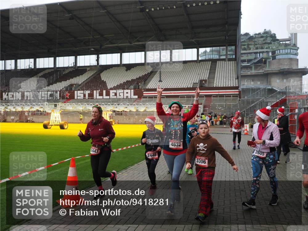 07.12.2025 - St. Pauli X-Mass-Run No. 15 Fabian Wolf http://msf.ph/oto/9418281 07.12.2025 11:24:53 Ziel 705, 1346, 1384, 1427, 1752, 2447, 2859, 2869, 3193, 3195, 3306, 3314, 4632 meine-sportfotos.de